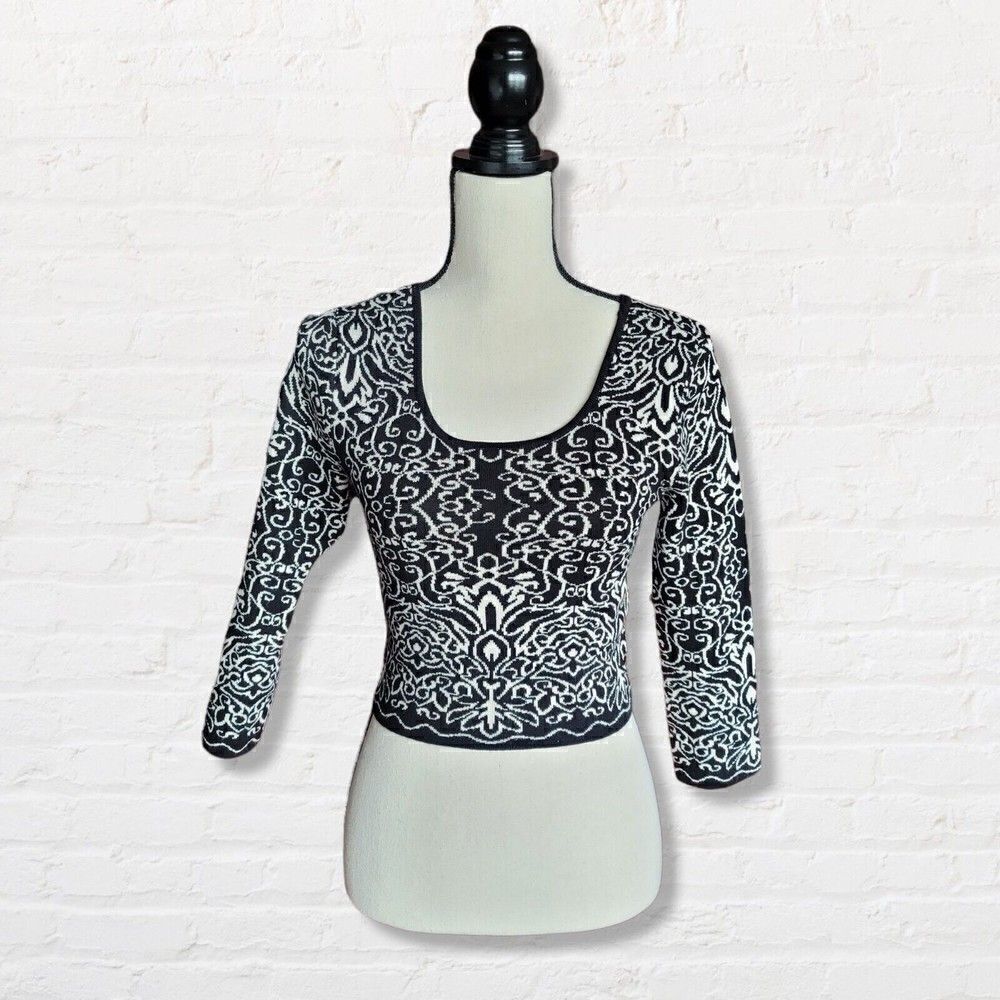 Xhilaration Crop Sweater Long Sleeve Black and White Sweater Size Small